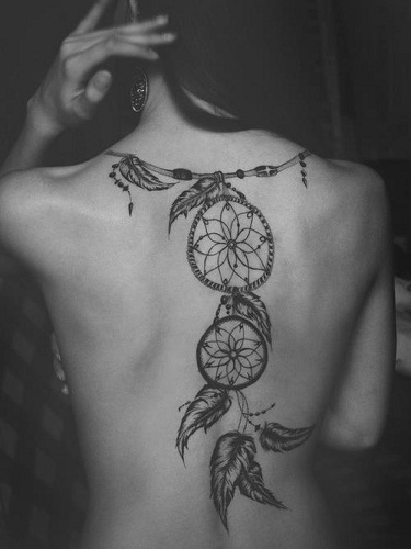 Álomfogó tetoválás a hátán