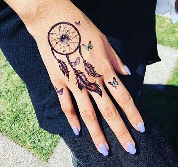 Álomfogó tetoválás a kezében