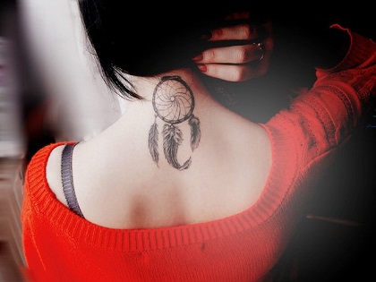 Dreamcatcher Tattoo på halsen