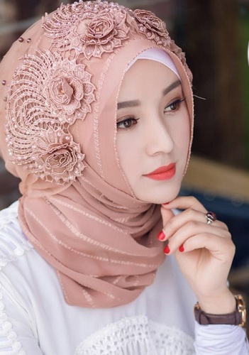 Hijab med hæklede kanter