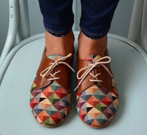 A nyomtatott sokszínű női cipő