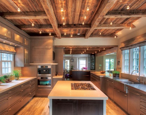 Fa mennyezetre tervezett konyha