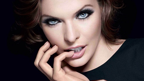 Milla Jovovich szeme