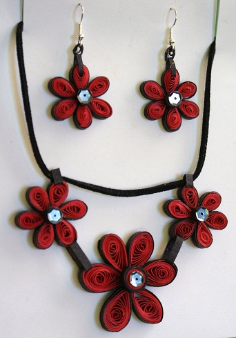 papir-quilling-smykker-designs-maroon-farve-quilled-halskæde-og-ørering
