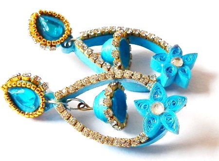papir-quilling-smykker-designs-papir-quilled-blå-øreringe-med-hvide-sten