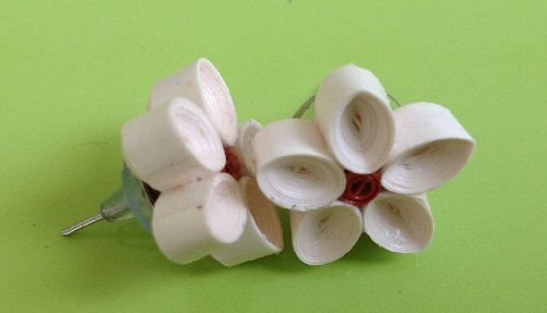 papír-quilling-ékszer-tervek-könnyen kézzel készített-fehér-quilled-virágos-ménes