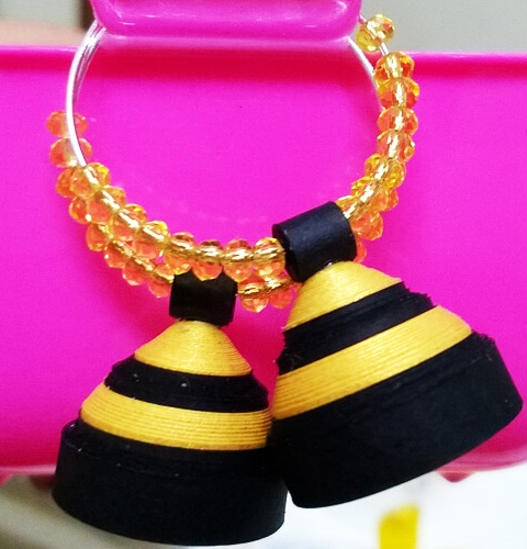 papir-quilling-smykker-designs-elegant-sort-og-gylden-farve-jhumka