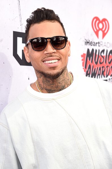 Chris Brown i en kort Pompadour