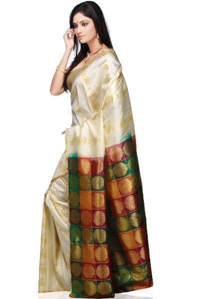 A törtfehér Kanchipuram Saree