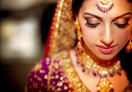 Indiai menyasszony hamis szempillákkal
