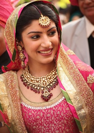 Elegáns indiai menyasszony megjelenés
