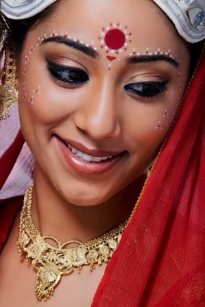 Bengali brude makeup look med rød Bindi