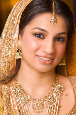 Guld brude makeup look