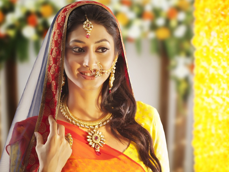 Trendy bryllupsdag makeup ser ud til indisk brud 2021