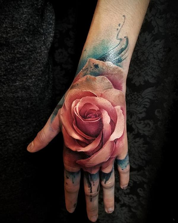 3d tatuointi käsi ruusujen päällä