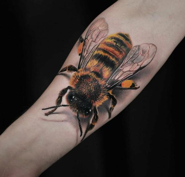 3d tatuointi kyynärvarren mehiläinen