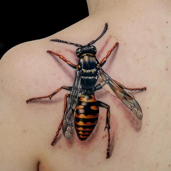 3d ampiainen olkapään tatuointi