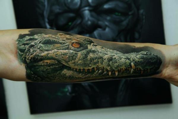 3d -tatuoinnit käsivarren krokotiilin sisällä