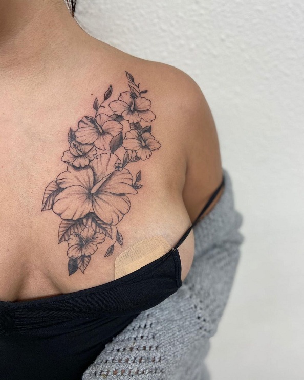 Smukke damer bryst tatovering designs