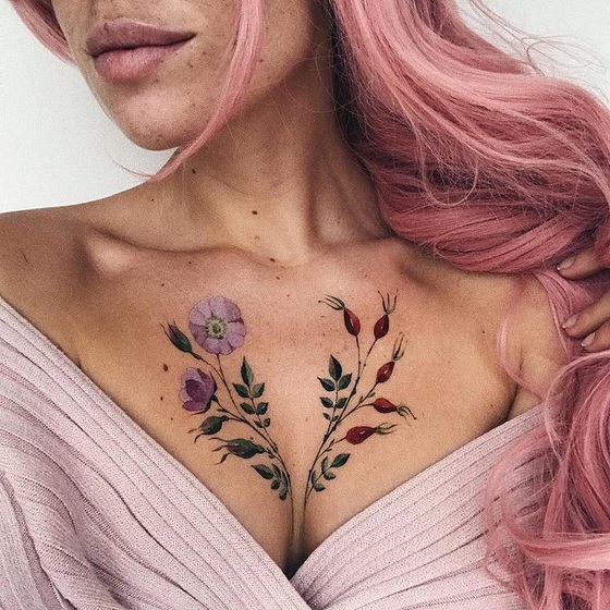 Floral tatoveringsideer på brystet