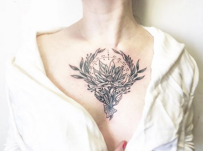 I nærheden af ​​brystblomstertatoveringen