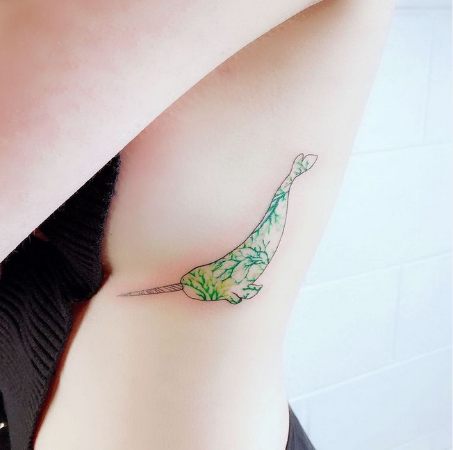 Tatovering på siden af ​​brystet