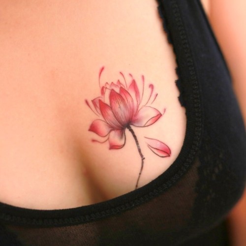 Blomstret tatoveringsdesign på brystet