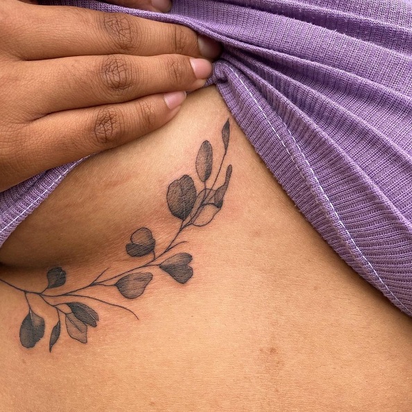 Under Bryst Tattoo Design
