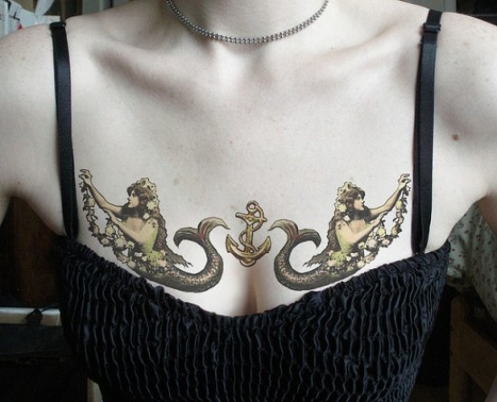 Et tatoveringsdesign i naturskønt format på brystet