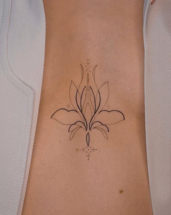 Mellem brysttatoveringsdesign