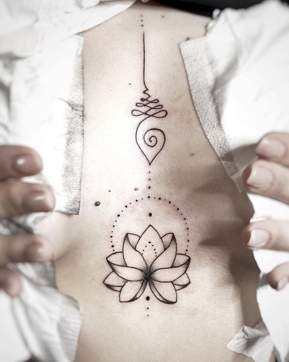 Lotus tatoveringsdesign mellem bryster