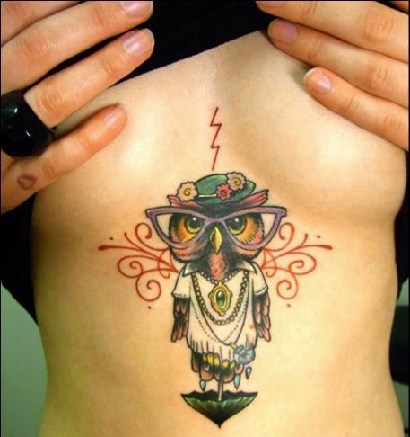 Nørdet ugle tatovering under bryster
