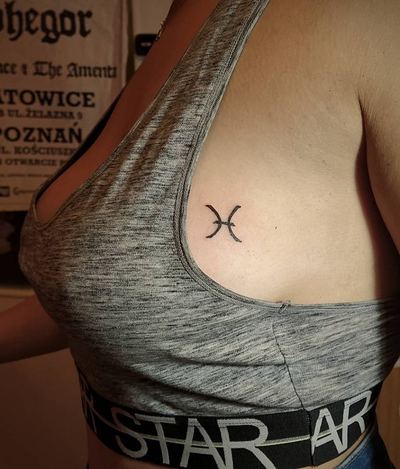 Enkel tatovering af sidebryst