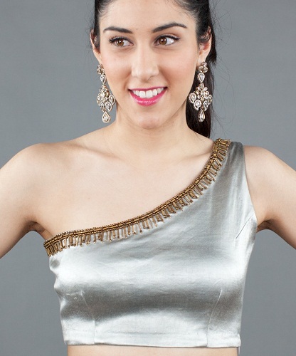 Blusedesign med en skulderhals til Saree