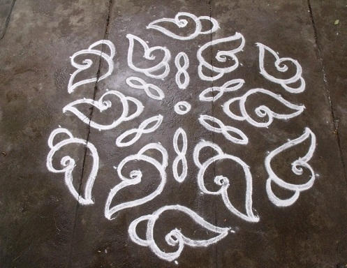 Smukt 13 prikker Rangoli Design