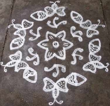 Sommerfugl Rangoli med 11 prikker