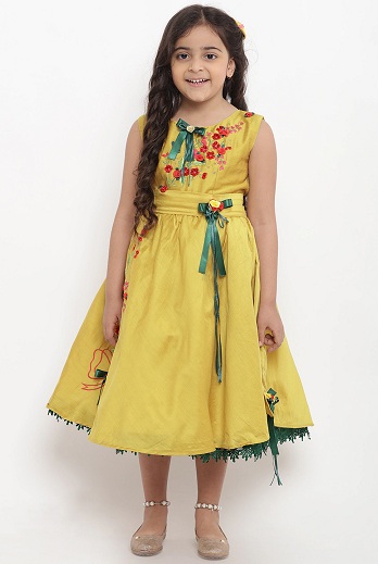 Sárga hímzett ruha 5 éves lánynak