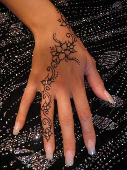 Midlertidige Henna -tatoveringer til fingre