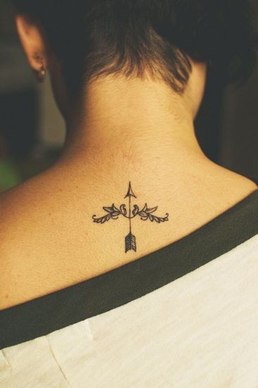 Ideiglenes nyilak tetoválása a nyakhoz