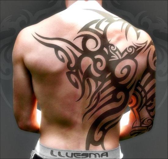 Mørk skraveret tribal tatoveringsdesign