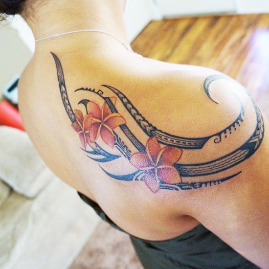 Virágos hullámos tetoválás törzsi stílusban