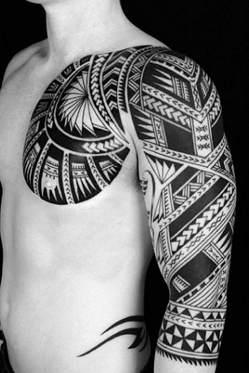 Mellkasi törzsi tetoválás