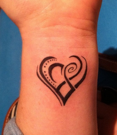 Törzsi szív tetoválás a csuklón