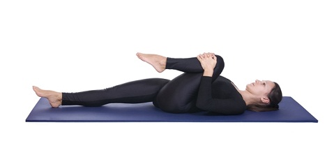 Pavanamuktasana yogastilling med fordele (vindfjernende asana)