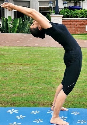 Hasta Uttanasana Yoga for mere vejrtrækning (hævede arme)
