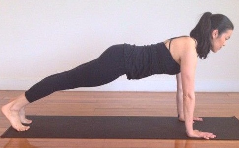 Hatékony jóga Kumbhakasana (Plank Pose)