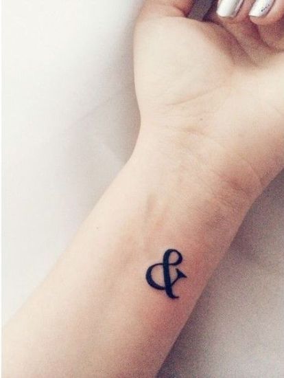 Kis „& amp;” Tetoválás szimbólum a csuklón