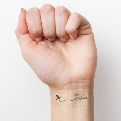 Font med tatovering af små fugle