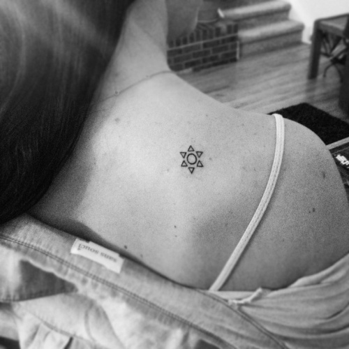 Kis csillag tetoválások virág alakban