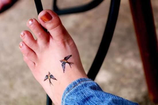 Par fugle i tatovering i farver til fods